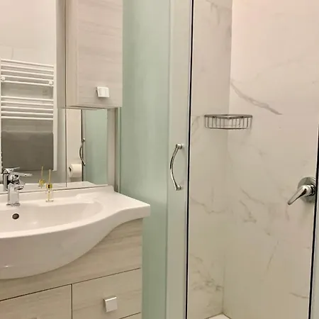 Luxury In Center Apartment